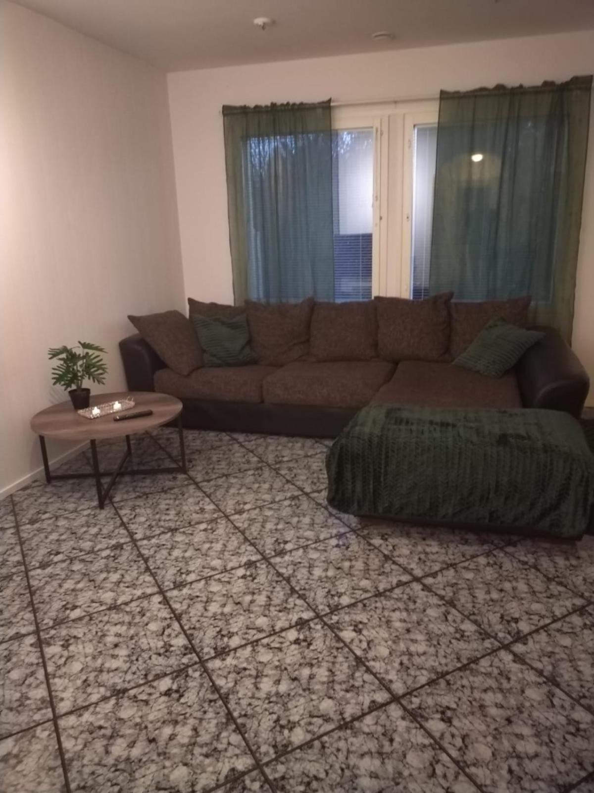 55 Nelioeinen Tilava Rivitalokaksio, 1-4Hloe, Taeydellinen Keittioe, Uudet Kodinkoneet, Laadukas Sauna, Tv, Netflix, Wifi, Kuivaava Pyykinpesukone, Itsekirjautuminen 24H, Avainsaeiloeboxi Koodilla Seinäjoki Dış mekan fotoğraf